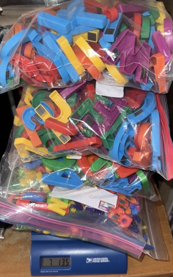 Lote de 8 libras de plástico magnético LETRAS Y NÚMEROS juguetes de aprendizaje escolar vintage Foto 2 de 4