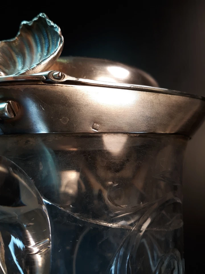 Antigua jarra Claret de vidrio y plata de ley montura cresta baronial francesa culpable Foto 3 de 4