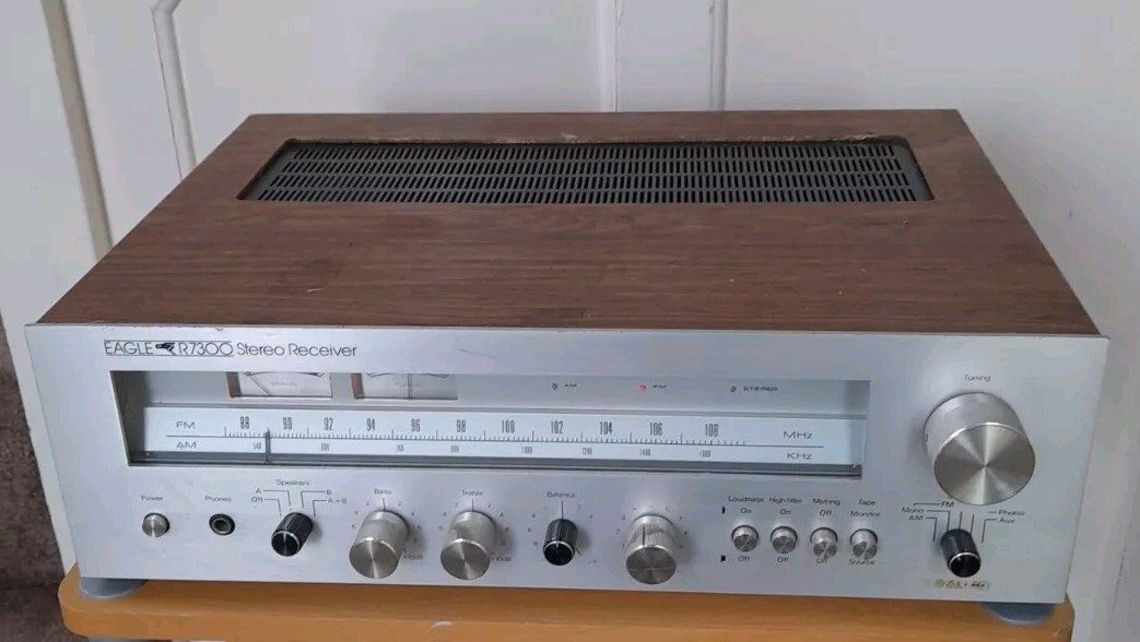Vintage Eagle Stereo Receiver AM FM Model R7300 Amplifier Wooden Casing