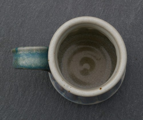 Taza de café arte cerámica azul púrpura blanco esmalte sumergido firmado por artista - Imagen 8 de 9
