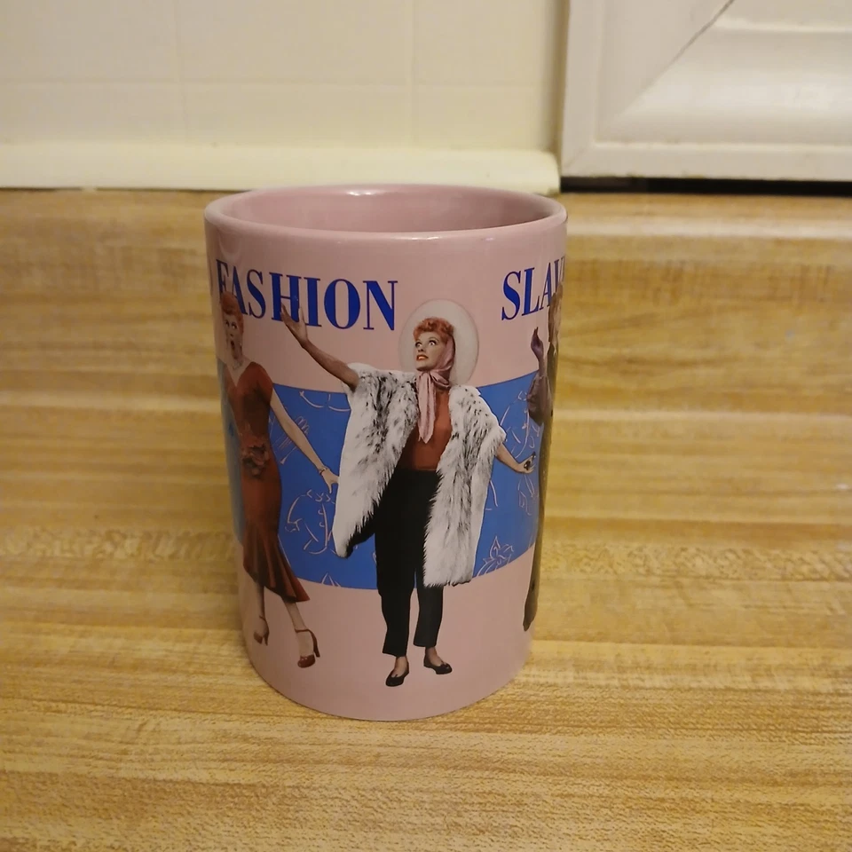 I Love Lucy 'Slave To Fashion' 14oz. Taza de café de cerámica rosa Foto 2 de 4