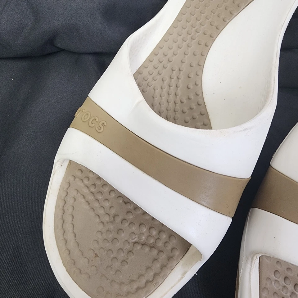 Sandalias Crocs Sassari de tacón de cuña para mujer talla 8 marrón y blanco Foto 4 de 4