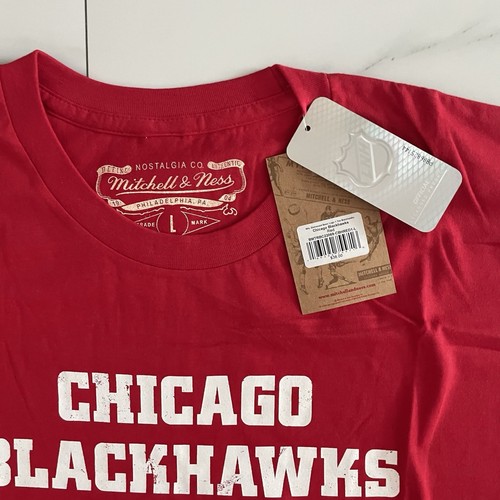 Camiseta Mitchell & Ness Para Hombres Chicago Blackhawks NHL Distressed Básica Logo - Imagen 2 de 6