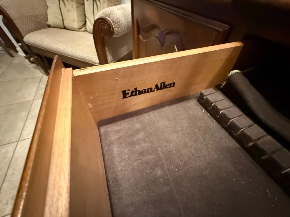 Armario Ethan Allen Country French Hutch/Curio/China Foto 3 de 4