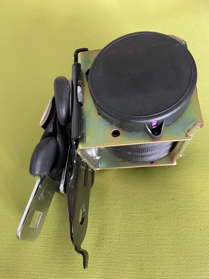 2004 MAZDA 3 ЦЕНТР СРЕДНИЙ ЗАДНИЙ РЕМЕНЬ БЕЗОПАСНОСТИ НАТЯЖИТЕЛЬ - Изображение 3 из 4