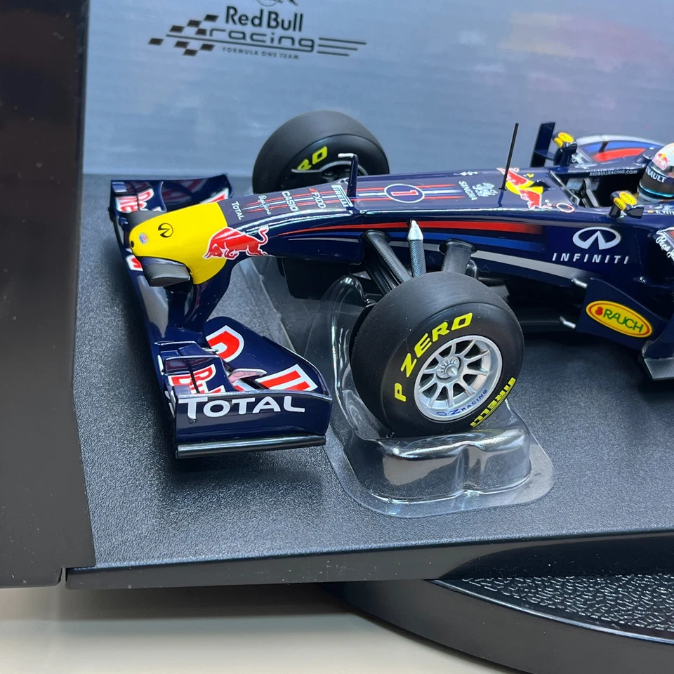 MINICHAMPS 1/18 Red Bull Racing Renault RB7 Sebastian Vettel 2011 110110001 - Image 4 of 4