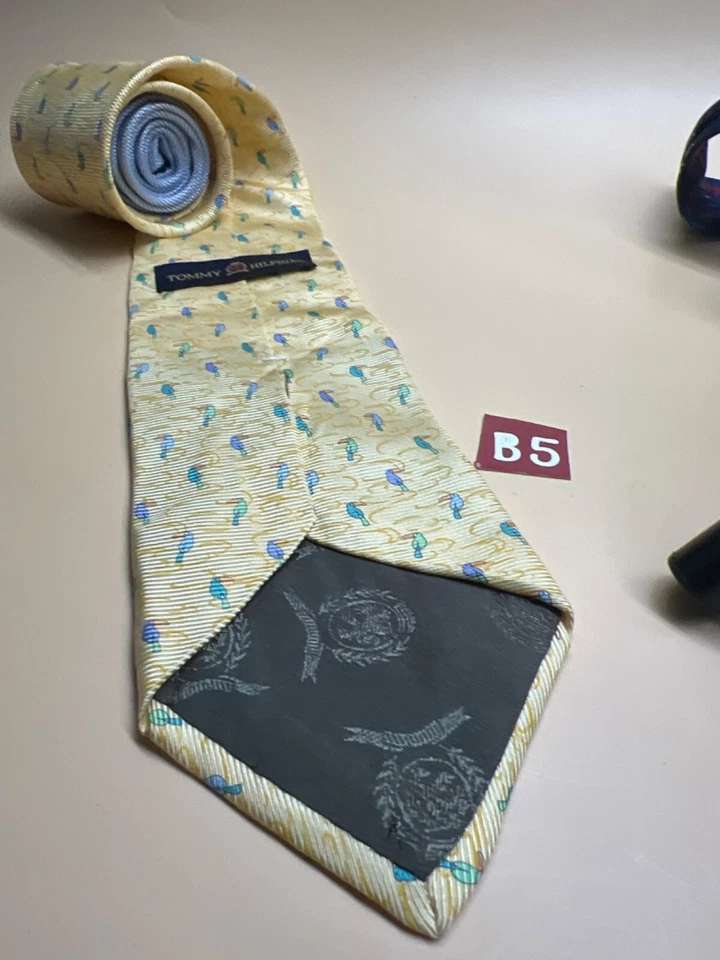 Tommy Hilfiger Silk Tie made in Italy Parrot tie 56" x 3.75 - Image 3 of 4
