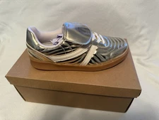 Steve Madden Madrid Gold Size 7.5 Show Off Women's Sneakers.
