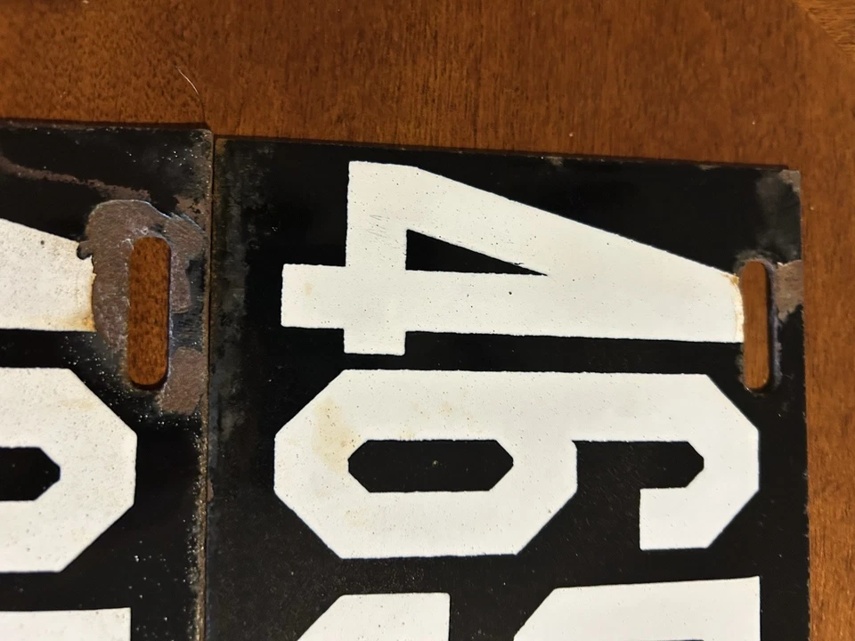 Винтажная пара антикварных автомобильных бирок Virginia в отличном состоянии с нормальным износом. - Изображение 2 из 4