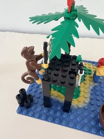 LEGO 6260 Vintage Pirates - Shipwreck Island - 100% Complete