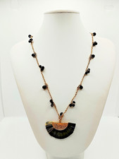 collana uncinetto filo lurex e cristalli con pendente ventaglio nero/oro