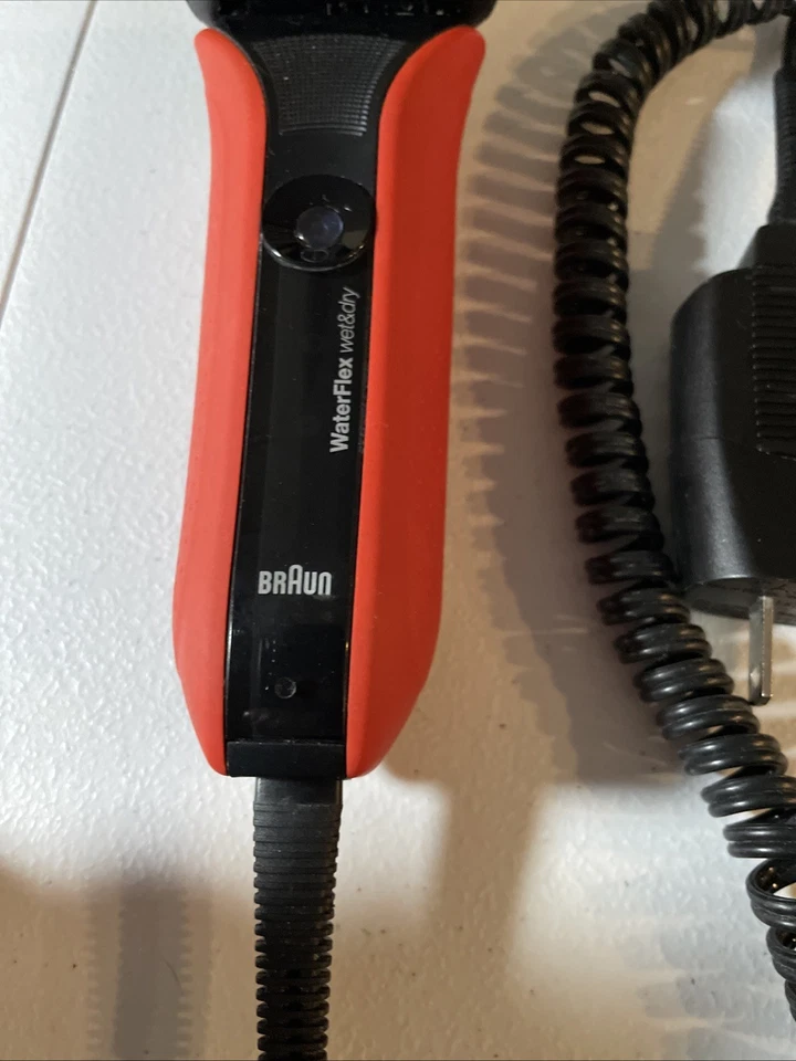 Afeitadora Braun WATERFLEX en seco y húmedo WF2S inalámbrica para hombre 5760 roja - Funciona Foto 4 de 4