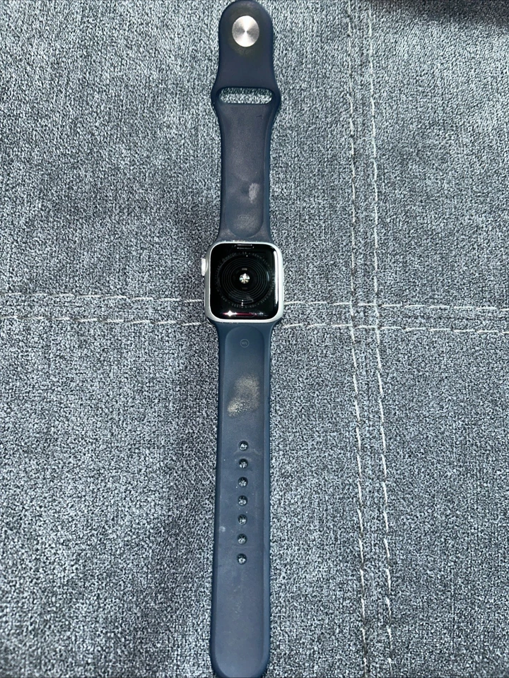 Apple Watch Series 4 40 mm estojo de alumínio prata com pulseira esportiva marinha - Imagem 2 de 4
