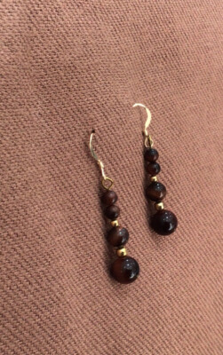 Rotes Tigerauge auf 14kt Gold gefüllten Ohrdrähten, Geburtsstein, Geschenk. Handarbeit