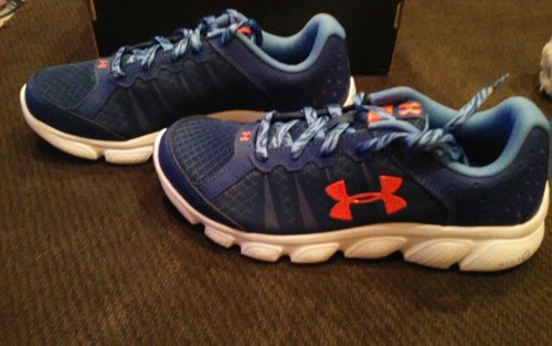 New Girls Blue & Pink Under Armour Micro Assert 6 Tennis Shoes, 4.5 - 第 1/3 張圖片