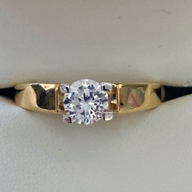 Women's Solitaire Yellow Gold Tone Engagement Ring Sparkle Stone Size 9