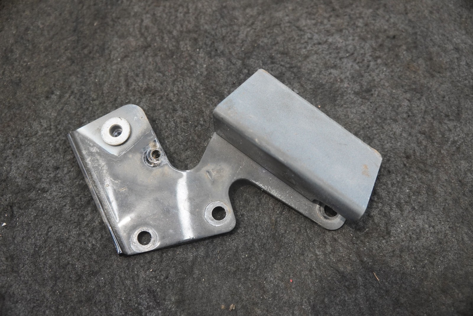 Front Right Fender Bracket Support 470810680A OEM Lamborghini Aventador 2015