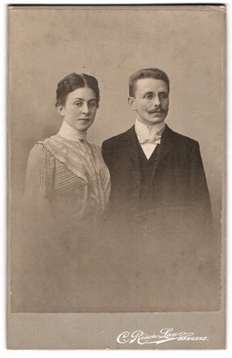 Fotografie C. Risch-Lau, Bregenz, Römerstrasse, bürgerliches Ehepaar in Sonntag 