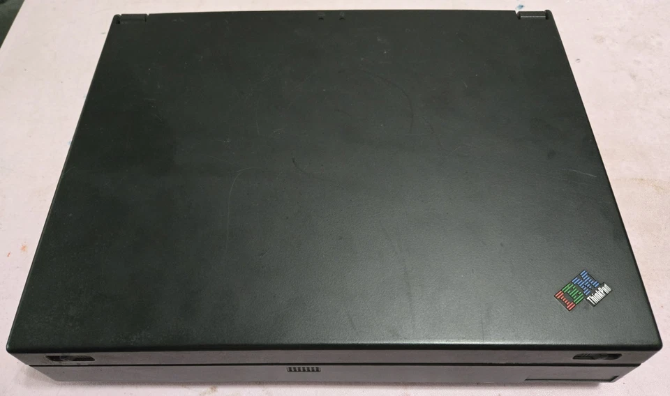 IBM Thinkpad 385ED (Pentium MMX 166MHz, 16MB, 2GB, Win98) Foto 2 de 4