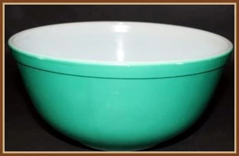 VINTAGE - PYREX NESTING BOWL - PRIMARY GREEN COLOR - BOWL 403 - 2-1/2 QUART