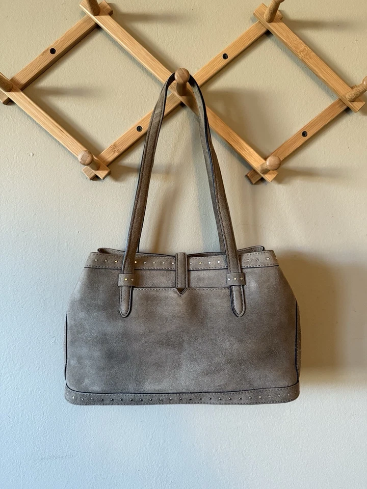 Brooks Brothers 麂皮绒皮革手提包带铆钉细节 — 第 2/4 张图片