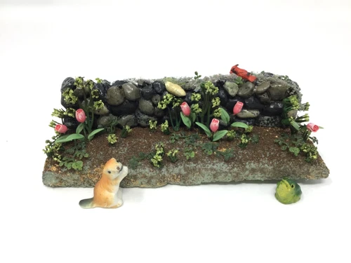 Dollhouse Garden Wall Flower Bed w/ Frog and Gopher
