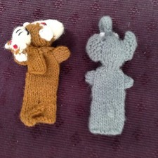 2 handgestrickte Fingerpuppen