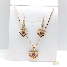Women Valentine's Day gift heart shaped pendent with golden color chain set.