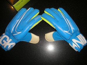 nike goalkeeper gloves size 8