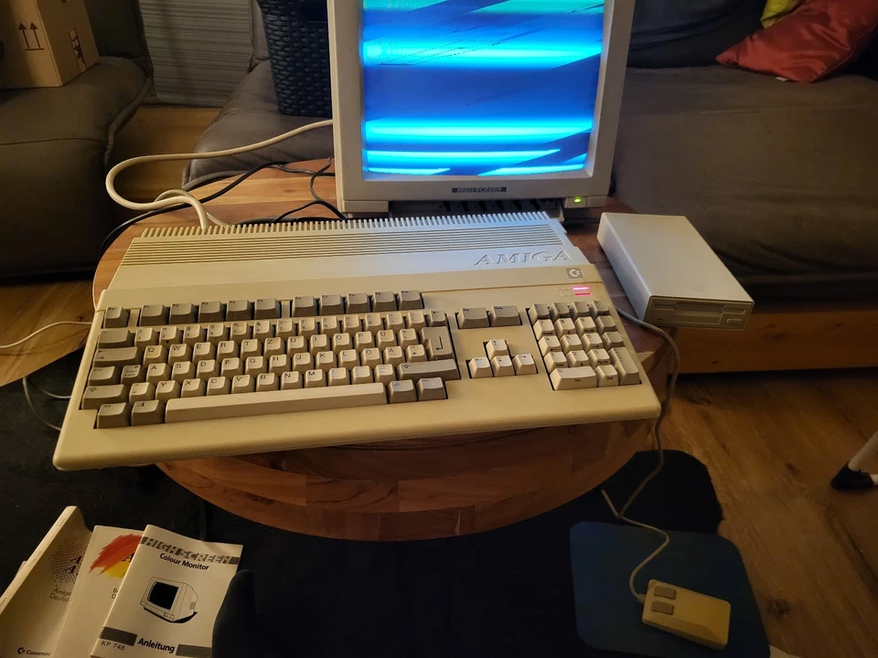 Commodore Amiga 500 mit Monitor, Maus und externer Floppy Drive - ungetestet