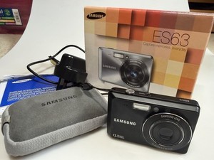 Samsung ES63 12.2MP Digital Camera Boxed With Case