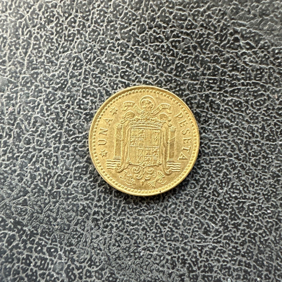 1975 Spain Una Peseta 1 Peseta Coin.  Collectors Item. Excellent Condition. - Image 3 of 4