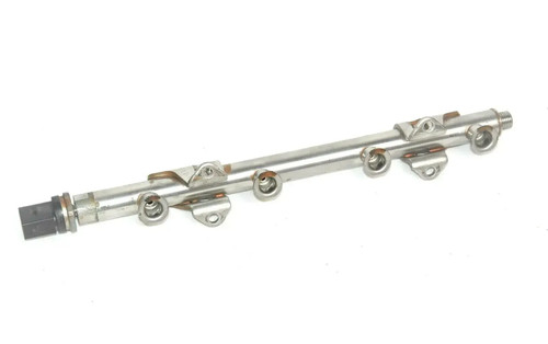 AUDI A3 8V 1.4 TFSi Kraftstoffverteiler mit Drucksensor 04E133320D