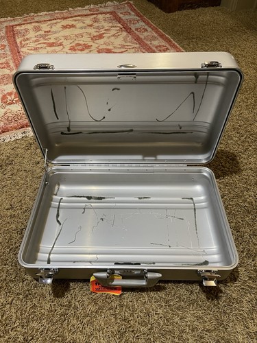 zero halliburton aluminum suitcase 21x12x7 Used
