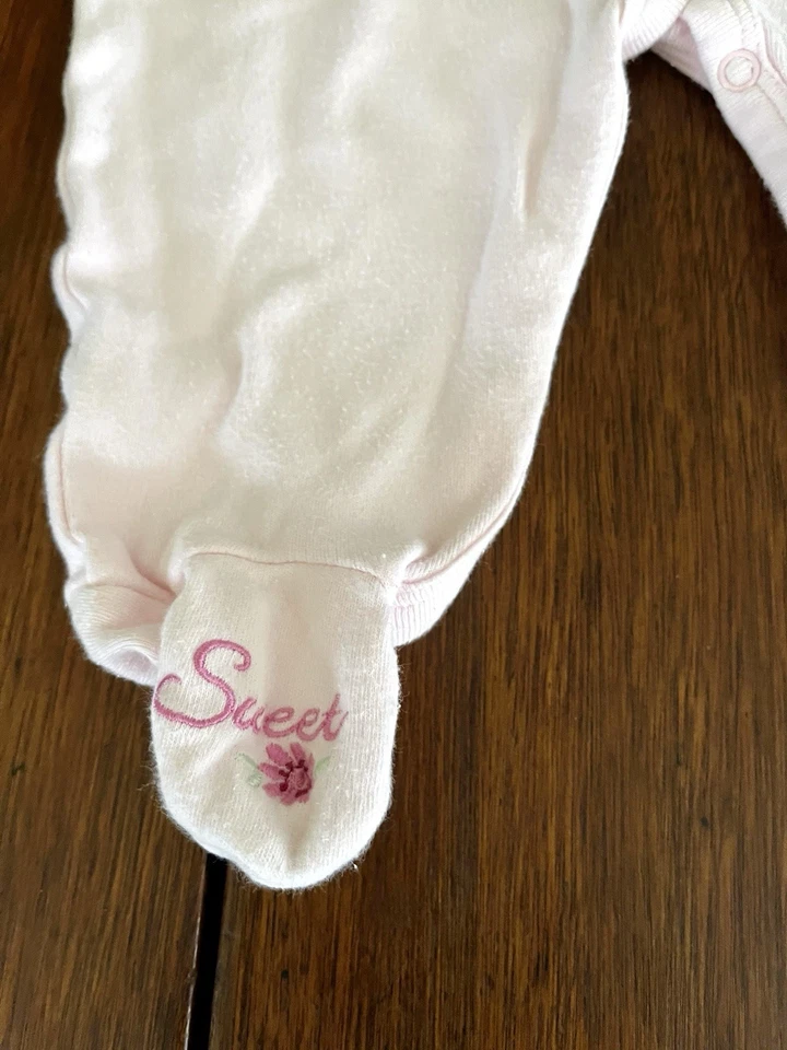 Vitaminas Bebé Una Pieza Rosa Talla 3-6 Mos Dulce Bebé Bordado en los dedos de los pies  Foto 2 de 4
