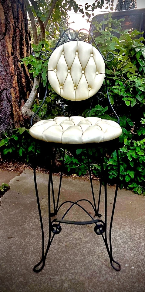 Silla tocador de hierro forjado Teena salón/tocador de vinilo acolchado Hollywood Regency Foto 2 de 4
