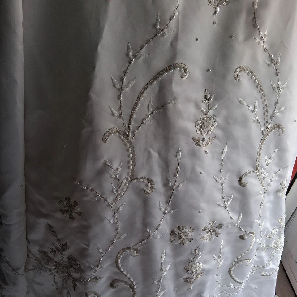 Vestido de novia princesa vintage blanco Oleg Cassini bordado con cuentas sin tirantes  Foto 3 de 4