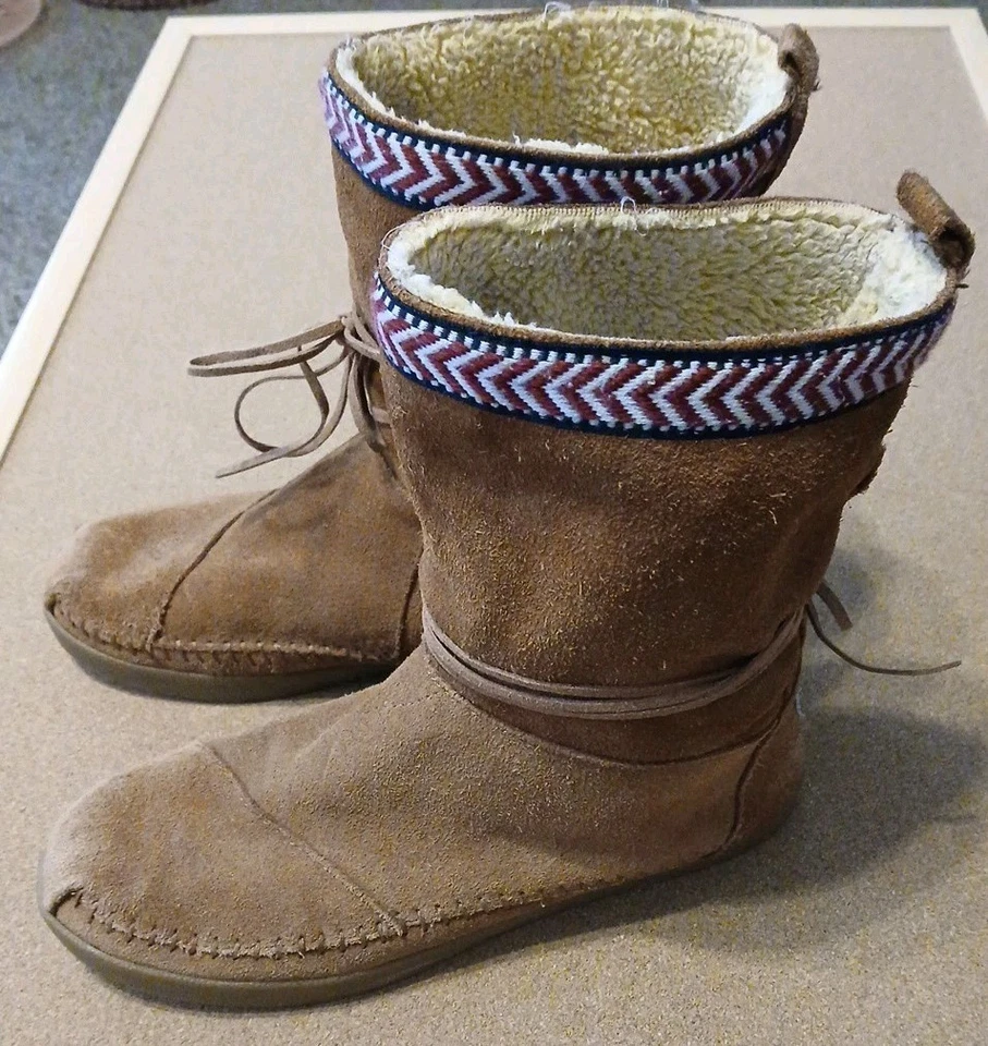 Bota de gamuza de arena Toms Nepal suave forro de piel de oveja sintética talla 8 ribete azteca Foto 2 de 4