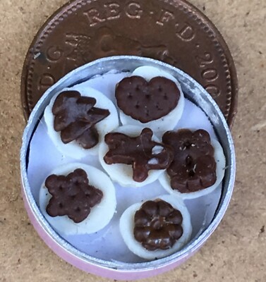 Puppenstube Dose mit 6 kleinen Schokoladenkuchen Maßstab 1:12 Miniatur ohne Deckel Tumdee