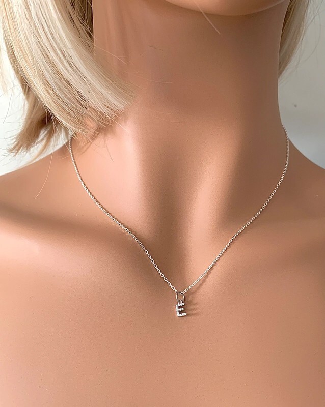 Collier initiale lettre E en argent 925 rhodié et oxydes de zirconium de haute joaillerie