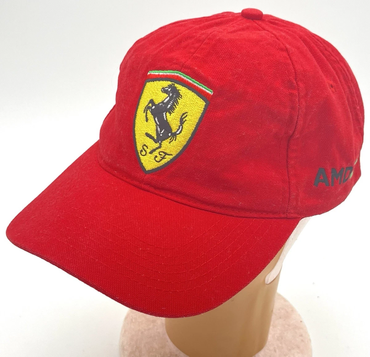 171- Casquette MICHAEL SCHUMACHER FERRARI non signée mis en vitrine