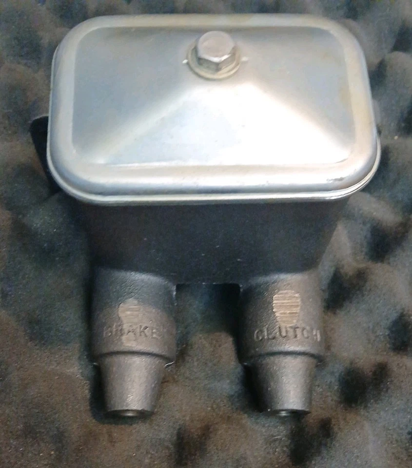 Cilindro maestro de doble puerto NOS International - años 60 International 900, 1000, C/D Foto 2 de 4