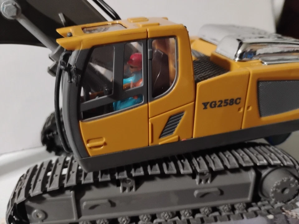 YIGONG  Remote Control Excavator  16 Inch This Item Is Sold As Is See Pictures - Image 2 of 4