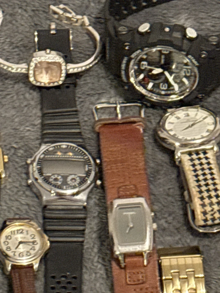 19 WATCHES Lot TREASURE BOX - Image 3 of 4