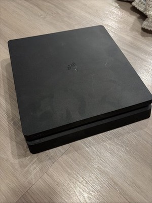 Playstation 4 Used But Runs Great with cables