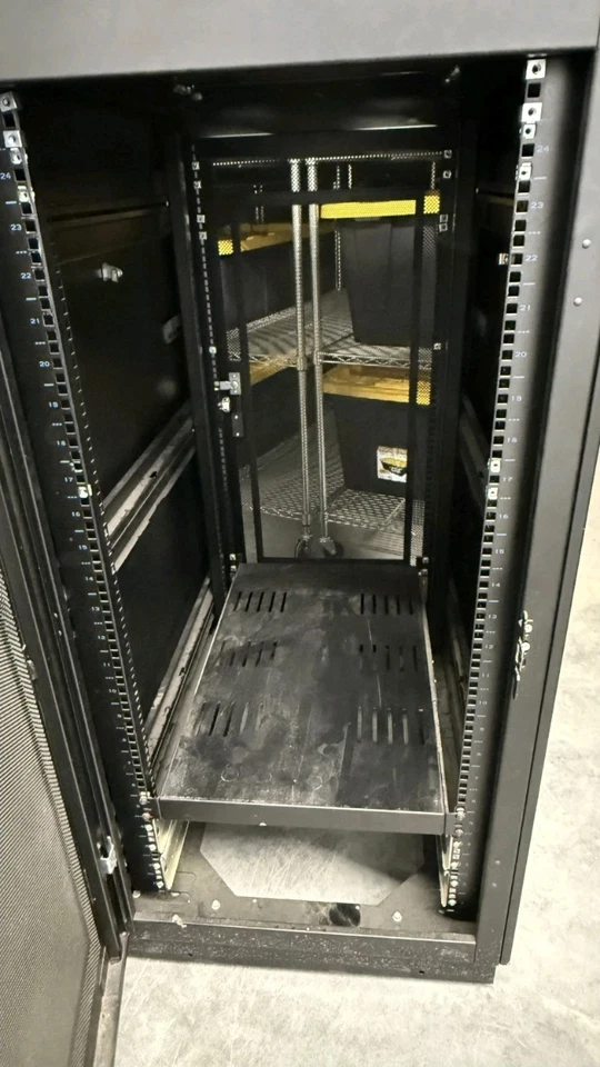 Gabinete de gabinete para rack de servidores Wright Line 25U con ruedas y bandeja - solo recogida Foto 3 de 3