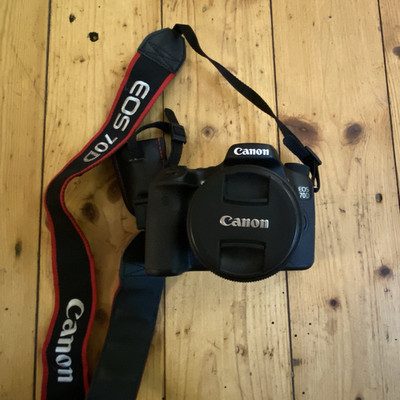 Canon EOS 70D DSLR-Kamera schwarz mit Objektiv und Zubehörpaket