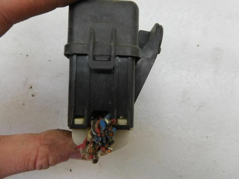 1686UMA1 CAJA DE RELÉ DE FUSIBLES DE MOTOR MÁS PEQUEÑO EN 2000 TOYOTA COROLLA uHO119 Foto 3 de 4