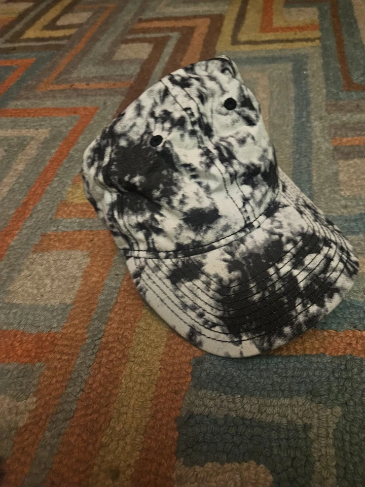 Sombrero troquelado blanco y negro de calidad con correa ajustable Foto 3 de 3