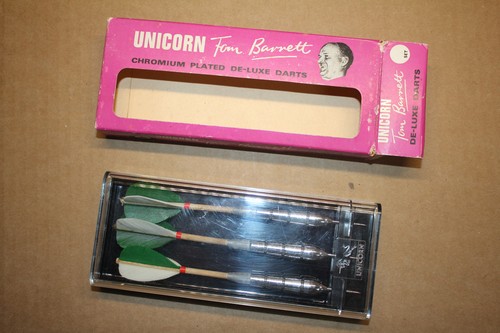 Unicorn Tom Barrett Deluxe White & Green Feather Darts & Case BRAND NEW Chromium - Picture 8 of 15